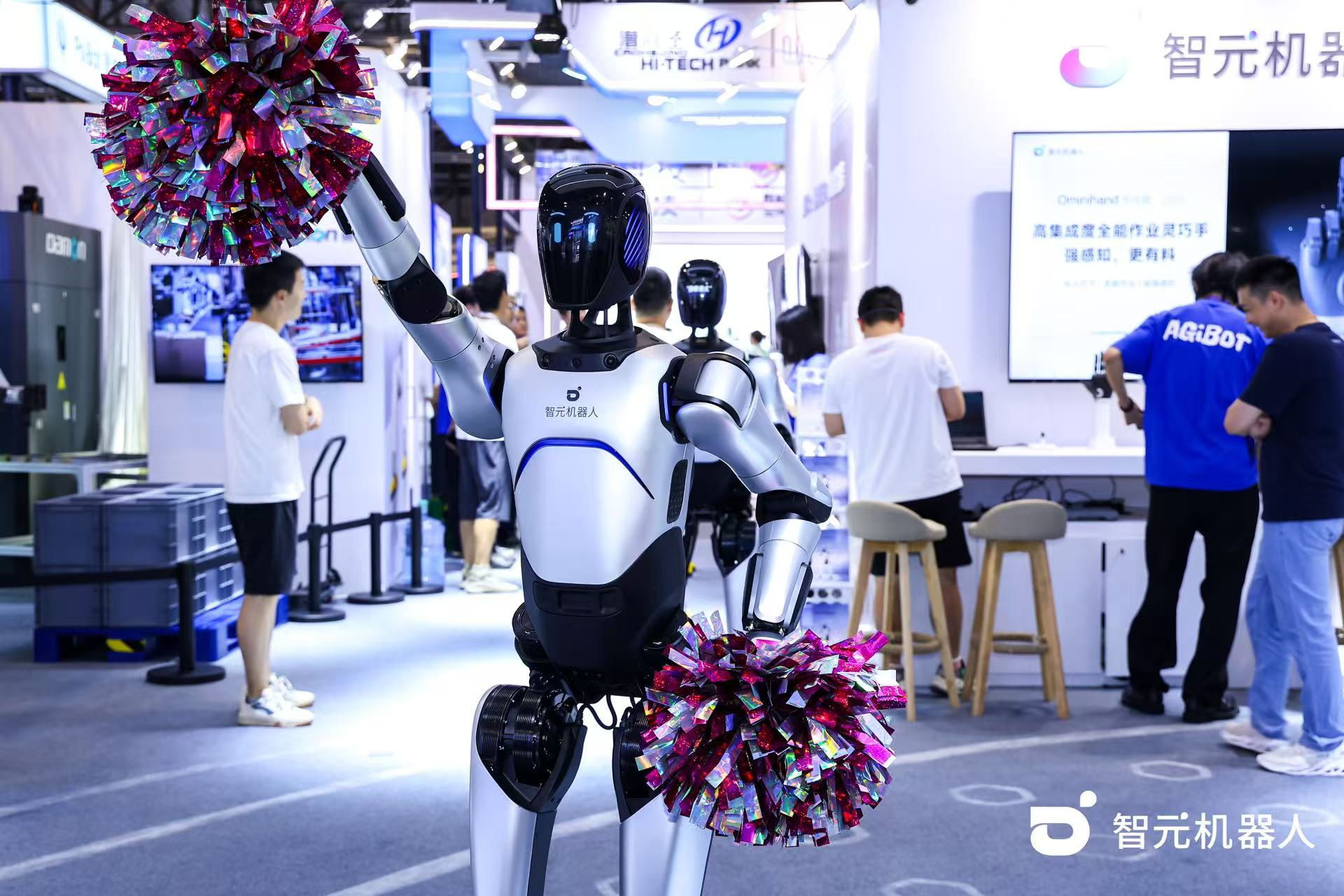 UWIN电竞机器人 WAIC 首日展台火爆，机器人家族集体打工忙不停